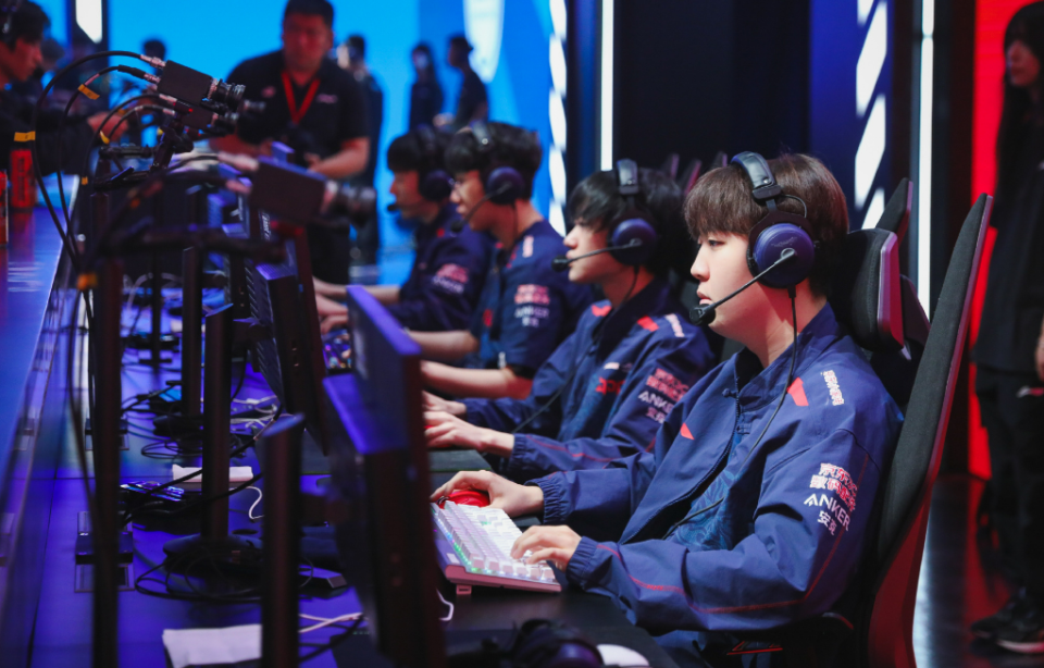 LGD险胜BRO，Uzi团战一打五激烈交锋四强赛，引爆全场热议