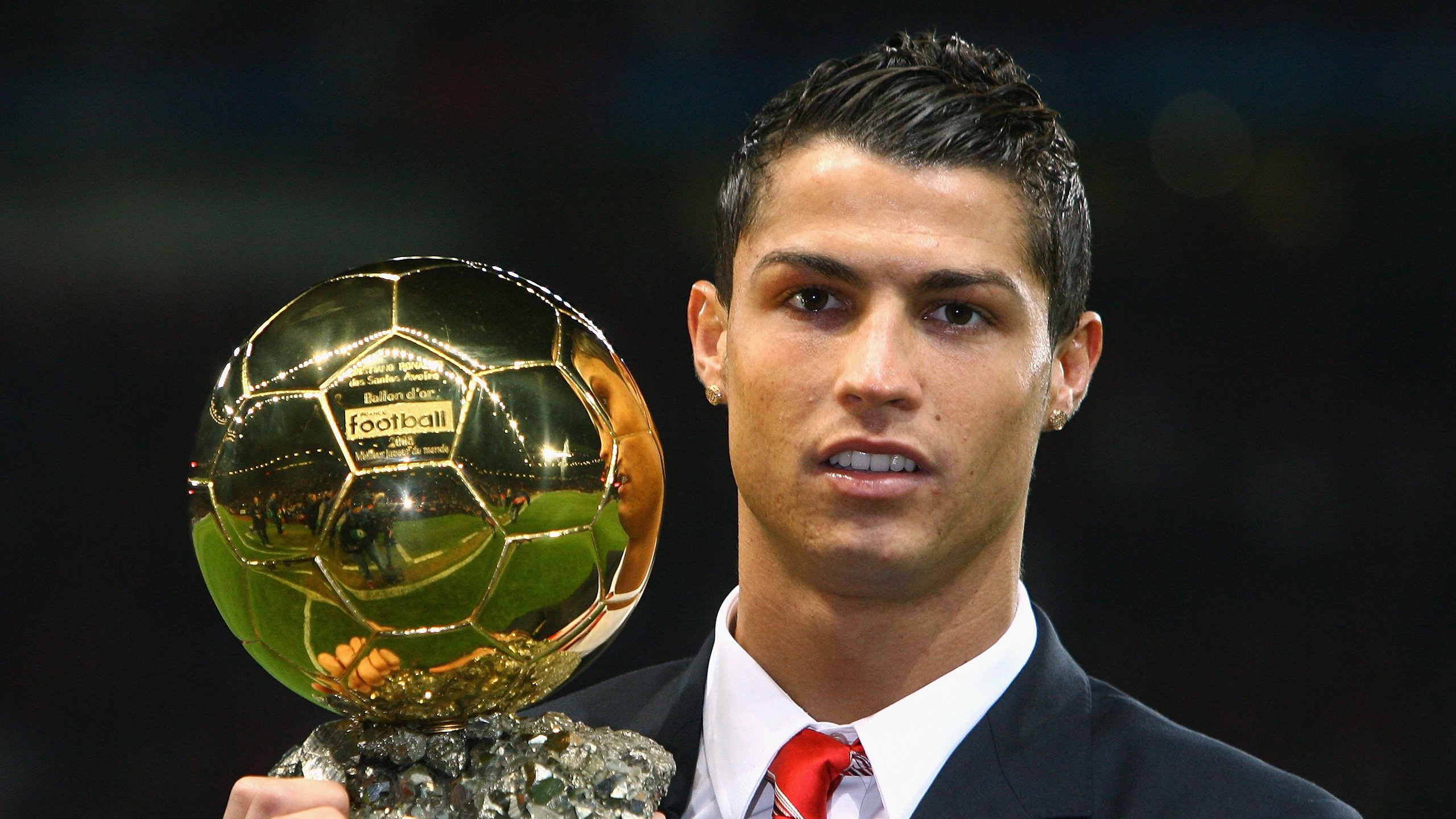 本泽马攻防一体化身全能战神!克罗地亚战术巨网窒息枪手,豪门阿森纳暴露致命软肋